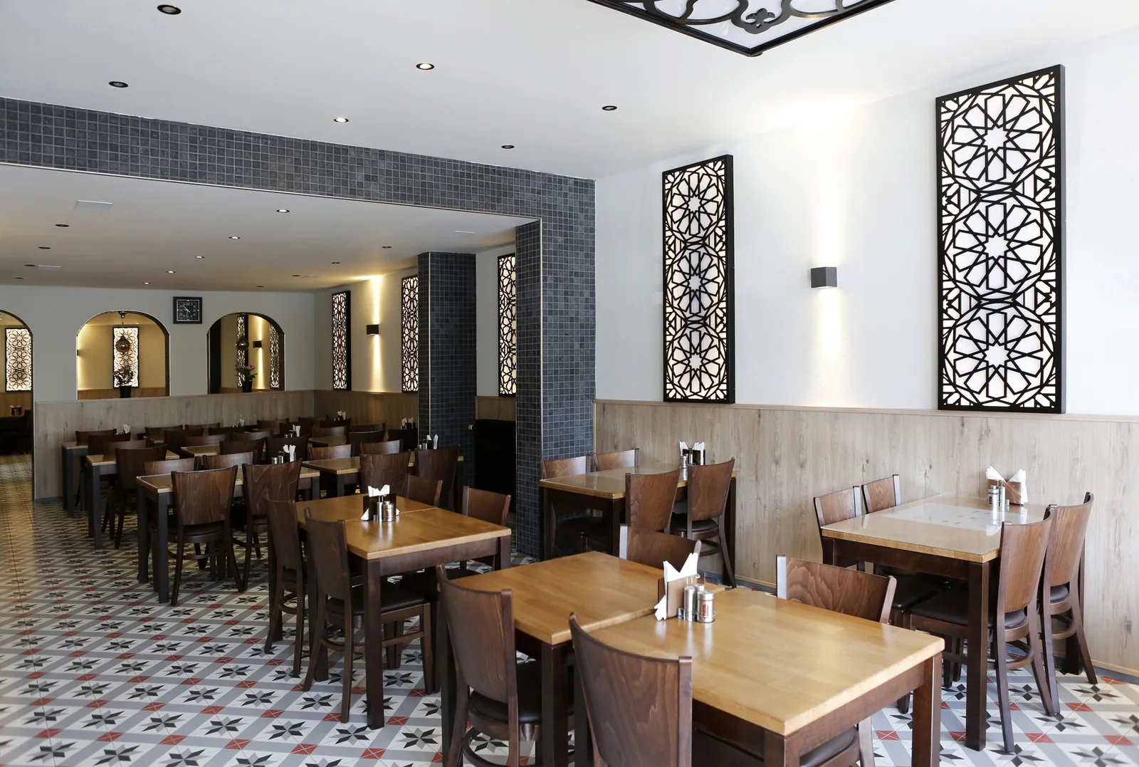Eetzaal van Sifa Eethuis met houten tafels en Turkse wandpanelen