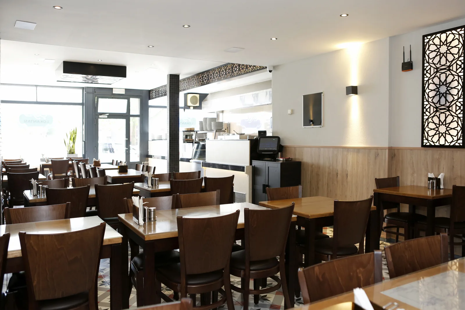 Zaal van Sifa Eethuis met gedekte tafels en zicht op de toonbank