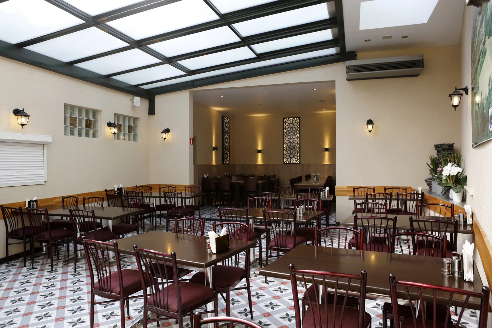 Het overdekte terras van Sifa Eethuis met glazen dak