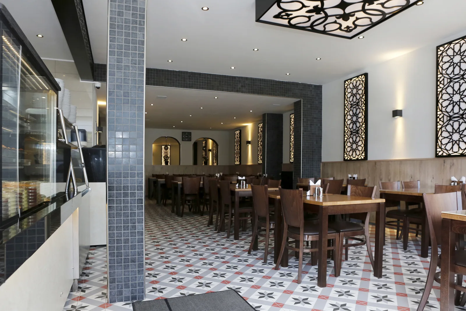 Doorkijk in het interieur van Sifa Eethuis