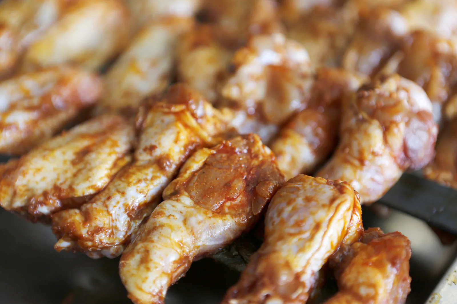Gemarineerde kippenvleugeltjes op de grill