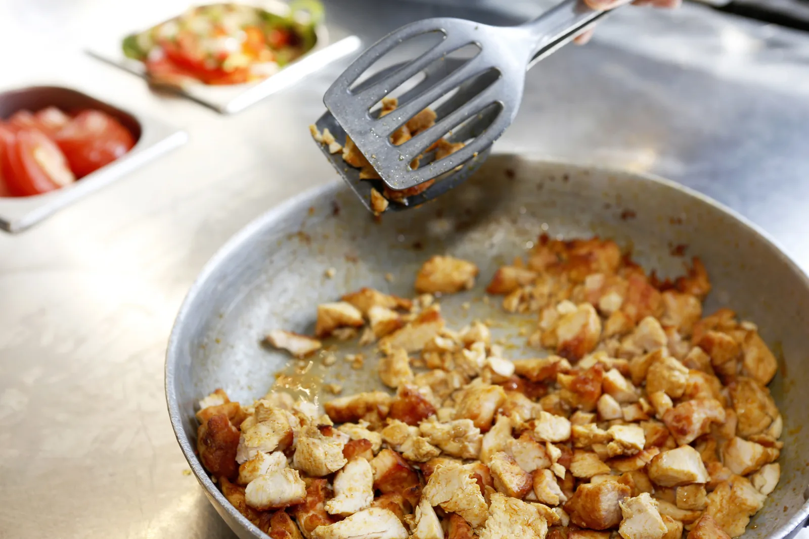 Kip wordt bereid in de keuken van Sifa Eethuis